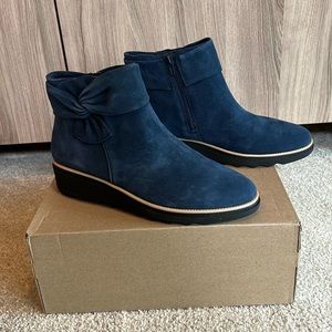 NIB Navy Clarks Collection Suede Ankle Boots With Bow Sharon Salon Size 10